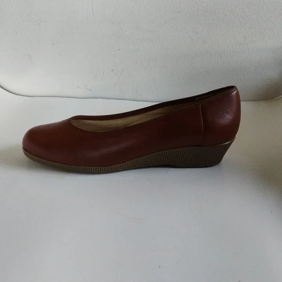 Softspots Women's Vintage Burgundy Leather Loafers - Picture 12 of 14